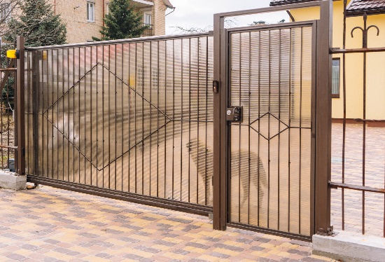 Купить ворота из профлиста с элементами ковки, с металлическими столбами в рамке или под дерево в Коломне от 153930 руб